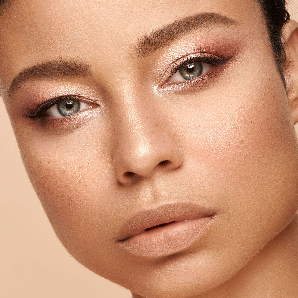 پالت سایه هدی بیوتی مدل نود لایت Huda Beauty Nude Light Eyeshadow Palette
